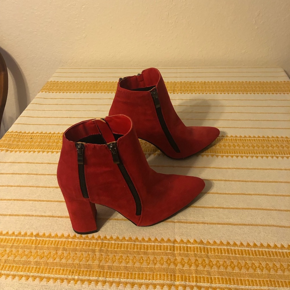 Beautiful gently used short boot w/ black zippers